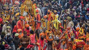 महाकुंभ मेले की भीड़ से भारत में सबसे बड़ी ट्रैफिक जाम की स्थिति, तीर्थयात्री 300 किमी तक फंसे