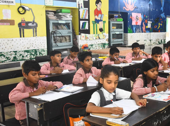 उत्तर प्रदेश में प्राथमिक स्कूलों के विलय पर हाईकोर्ट की मुहर: राज्य सरकार को राहत, शिक्षक संघ और आप ने जताया विरोध